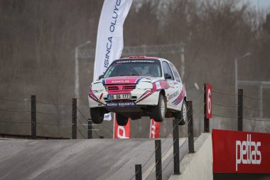 KOCAELI, TURKEY - 26 Aralık 2021: Özlem Uludağ Gülcan, Türkiye Rallycross Şampiyonası sırasında Nissan Micra 'yı sürüyor.