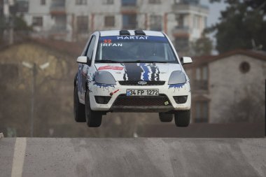 KOCAELI, TURKEY - 26 Aralık 2021: Irfan Tatlicilar Türkiye Rallycross Şampiyonası sırasında Ford Fiesta ST 'yi sürdü.