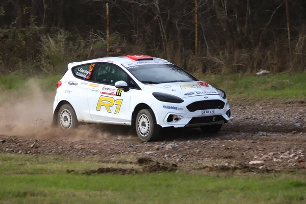 KOCAELI, TURKEY - 26 Aralık 2021: Levent Sapcilar Türkiye Rallycross Şampiyonası sırasında Ford Fiesta R1T 'yi sürdü.