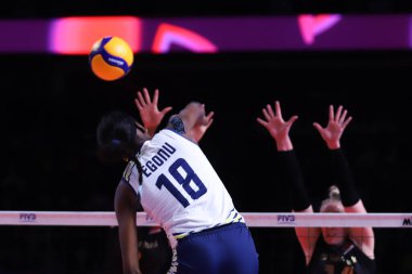 ANKARA, TURKEY - 19 Aralık 2021: Paola Egonu, Beşli Voleybol Kadınlar Dünya Kulüpler Şampiyonası 'nın Imoco Volley Conegliano' ya karşı oynanan final maçında