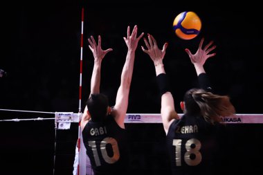 ANKARA, TURKEY - 19 Aralık 2021: Zehra Gunes ve Gabriela Guimaraes, Beşli Voleybol Kadınlar Dünya Kulüpler Şampiyonası 'nın Imoco Volley Conegliano' ya karşı oynanan final maçında