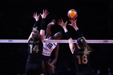 ANKARA, TURKEY - 19 Aralık 2021: Zehra Gunes ve Michelle Bartsch Hackley, Beşli Voleybol Kadınlar Dünya Kulüpler Şampiyonası 'nın Imoco Volley Conegliano' ya karşı oynanan final maçında