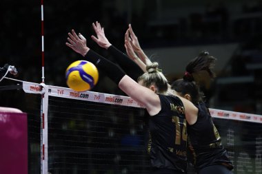 ISTANBUL, TURKEY - 23 Ocak 2022: Kubra Akman ve Michelle Bartsch-Hackley, Burhan Felek Spor Salonu 'nda oynanan Fenerbahçe Opet Vakfbank Türkiye Sultanlar Ligi karşılaşmasında eylem halindeler