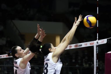 ISTANBUL, TURKEY - OHAL 09, 2022: Eda Erdem Dundar ve Buse Unal, Burhan Felek Spor Salonu 'nda oynanan Fenerbahçe - Bolu Belediyespor Türkiye Sultanlar Ligi karşılaşmasında eylem halindeler