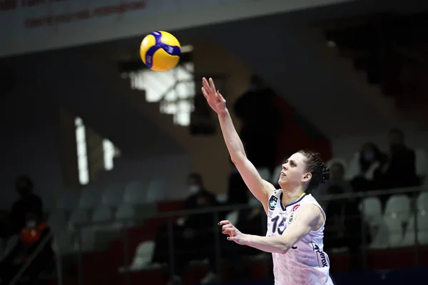 Istanbul Turquia Janeiro 2022 Mina Popovic Serve Durante Jogo Fenerbahce — Fotografia de Stock