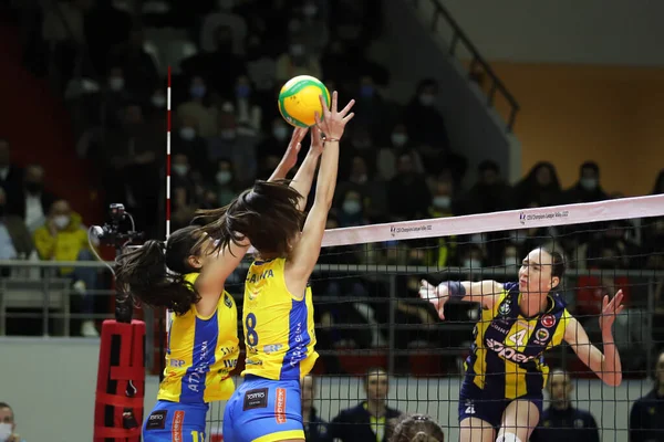 ISTANBUL, TURKEY - 19 Ocak 2022: Elena Kolarova, Burhan Felek Spor Salonu 'nda oynanan Fenerbahçe - VC Maritza CEV Şampiyonlar Ligi Voleybol Maçı sırasında