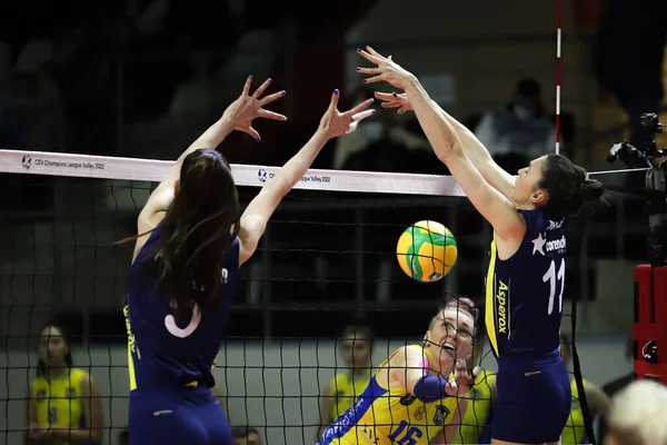 ISTANBUL, TURKEY - 19 Ocak 2022: Naz Aydemir Akyol ve Beliz Baskir, Burhan Felek Spor Salonu 'nda oynanan Fenerbahçe - VC Maritza CEV Şampiyonlar Ligi Voleybol Maçı sırasında