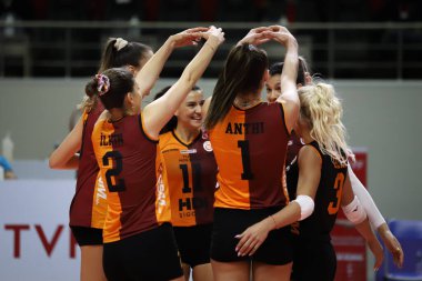 ISTANBUL, TURKEY - 15 Ocak 2022: Galatasaray oyuncuları Burhan Felek Spor Salonu 'nda oynanan Türkiye Sultanlar Ligi Aydın Buyuksehir Belediyesi karşılaşmasında skor puanını kutluyorlar