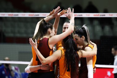 ISTANBUL, TURKEY - 15 Ocak 2022: Galatasaray oyuncuları Burhan Felek Spor Salonu 'nda oynanan Türkiye Sultanlar Ligi Aydın Buyuksehir Belediyesi karşılaşmasında skor puanını kutluyorlar