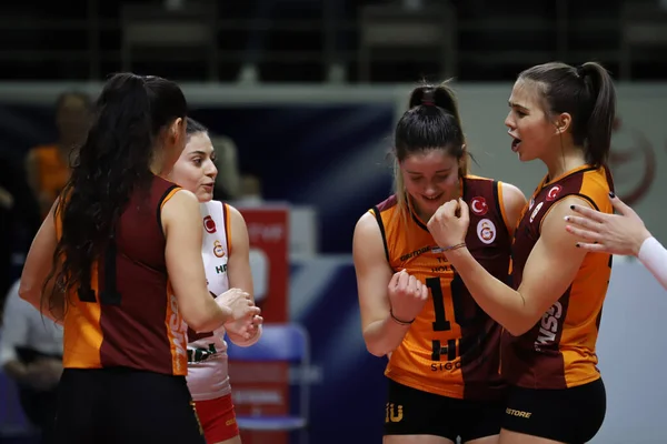 ISTANBUL, TURKEY - 30 Ocak 2022: Galatasaray oyuncuları Burhan Felek Spor Salonu 'nda oynanan Yesilyurt Türkiye Sultanlar Ligi karşılaşmasında skor puanını kutluyorlar