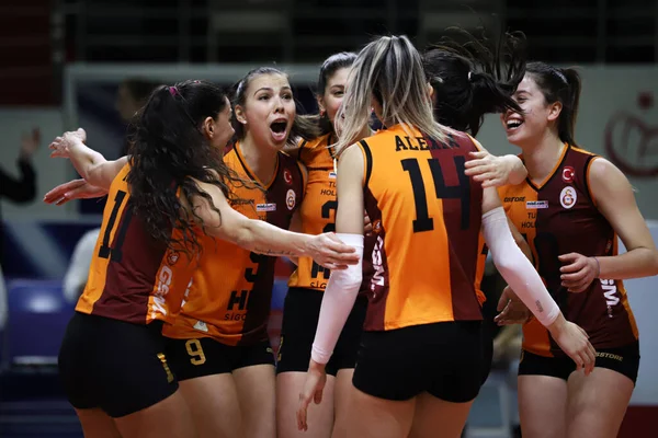 ISTANBUL, TURKEY - 30 Ocak 2022: Galatasaray oyuncuları Burhan Felek Spor Salonu 'nda oynanan Yesilyurt Türkiye Sultanlar Ligi karşılaşmasında skor puanını kutluyorlar