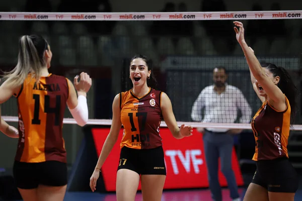 ISTANBUL, TURKEY - 30 Ocak 2022: Burhan Felek Spor Salonu 'nda oynanan Galatasaray-Yesilyurt Türkiye Sultanlar Ligi karşılaşmasında Su Zent eylem halinde