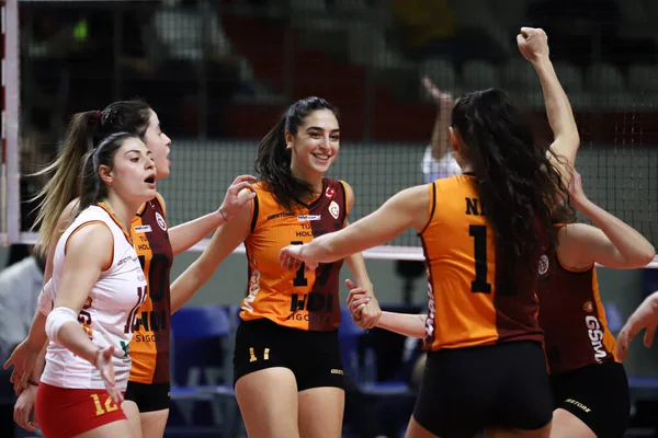 ISTANBUL, TURKEY - 30 Ocak 2022: Galatasaray oyuncuları Burhan Felek Spor Salonu 'nda oynanan Yesilyurt Türkiye Sultanlar Ligi karşılaşmasında skor puanını kutluyorlar