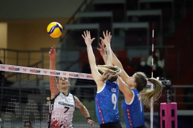 ISTANBUL, TURKEY - 15 Ocak 2022: Asli Kalac ve Kiera Van Ryk, Burhan Felek Spor Salonu 'nda Türk Hava Yolları-Kuzeyboru Türk Sultanlar Ligi karşılaşmasında çatışmada