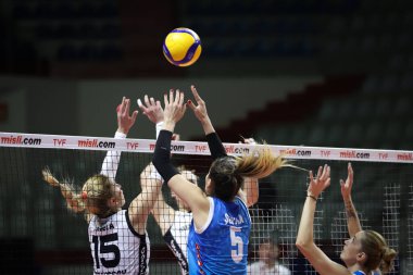 ISTANBUL, TURKEY - 15 Ocak 2022: Burhan Felek Spor Salonu 'nda Türk Hava Yollari-Kuzeyboru Türk Sultanlar Ligi karşılaşmasında Seyma Ercan ve Arelya Karasoy