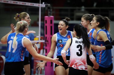 ISTANBUL, TURKEY - 15 Ocak 2022: Türk Hava Yollari oyuncuları Burhan Felek Spor Salonu 'nda oynanan Kuzeyboru Türkiye Sultanlar Ligi karşılaşmasında puan puanını kutluyor