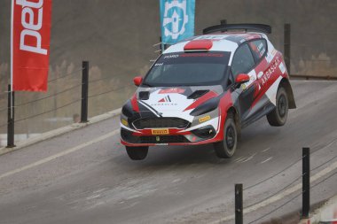 KOCAELI, TURKEY - 26 Aralık 2021: Erol Akbas, Türkiye Rallycross Şampiyonası sırasında Ford Fiesta Rally3 takımını sürdü.