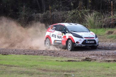 KOCAELI, TURKEY - 26 Aralık 2021: Burak Baslik, Türkiye Rallycross Şampiyonası sırasında Ford Fiesta R2 'yi sürüyor.
