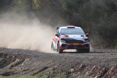 KOCAELI, TURKEY - 26 Aralık 2021: Erol Akbas, Türkiye Rallycross Şampiyonası sırasında Ford Fiesta Rally3 takımını sürdü.