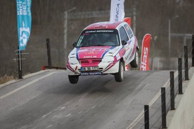 KOCAELI, TURKEY - 26 Aralık 2021: Özlem Uludağ Gülcan, Türkiye Rallycross Şampiyonası sırasında Nissan Micra 'yı sürüyor.