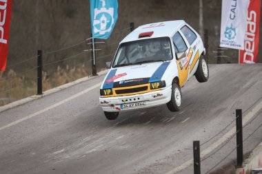KOCAELI, TURKEY - 26 Aralık 2021: Efecen Yazıcı, Türkiye Rallycross Şampiyonası sırasında Vauxhall Nova GTE 1.6 'da yarıştı.