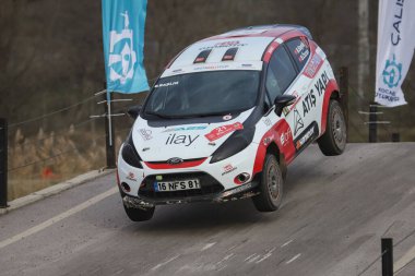 KOCAELI, TURKEY - 26 Aralık 2021: Burak Baslik, Türkiye Rallycross Şampiyonası sırasında Ford Fiesta R2 'yi sürüyor.