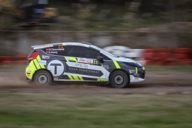KOCAELI, TURKEY - 26 Aralık 2021: Okan Tanrietti, Türkiye Rallycross Şampiyonası sırasında Ford Fiesta R2 takımını Türkiye 'ye getirdi.