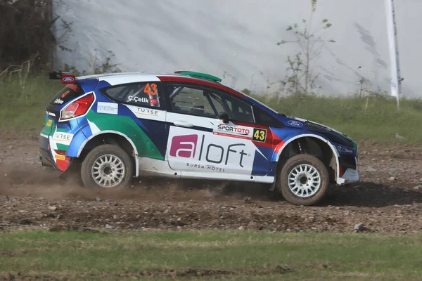 KOCAELI, TURKEY - 26 Aralık 2021: Türkiye Rallycross Şampiyonası sırasında Castrol Ford Team Türkiye 'den Ford Fiesta R5 sürüyor.