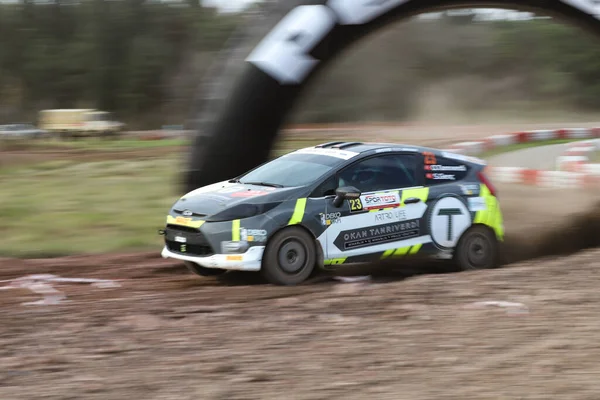 KOCAELI, TURKEY - 26 Aralık 2021: Okan Tanrietti, Türkiye Rallycross Şampiyonası sırasında Ford Fiesta R2 takımını Türkiye 'ye getirdi.