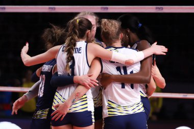 ANKARA, TURKEY - 19 Aralık 2021: Imoco oyuncuları Beşli Voleybol Kadınlar Dünya Kulüpler Şampiyonası 'nın Imoco Volley Conegliano maçında skor puanını kutluyorlar