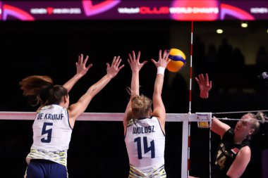 ANKARA, TURKEY - 19 Aralık 2021: Robin De Kruijf ve Joanna Wolosz, Imoco Volley Conegliano 'ya karşı yapılan Beşli Voleybol Kadınlar Dünya Kulüpler Şampiyonası final maçında