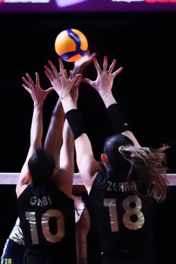 ANKARA, TURKEY - 19 Aralık 2021: Zehra Gunes ve Gabriela Guimaraes, Beşli Voleybol Kadınlar Dünya Kulüpler Şampiyonası 'nın Imoco Volley Conegliano' ya karşı oynanan final maçında
