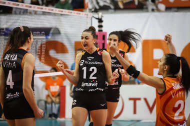 ISTANBUL, TURKEY - OHAZİRAN 09, 2022: Eczacibasi 'de Elif Şahin, Eczacibasi' de Nilufer Belediyespor Türkiye Sultanlar Ligi karşılaşması