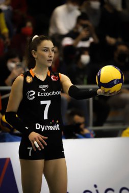 ISTANBUL, TURKEY - HAZİRAN 09, 2022: Eczacibasi vs Nilufer Belediyespor Türkiye Sultanlar Ligi Eczacibasi Spor Salonu karşılaşmasında Hande Baladin görev yapıyor