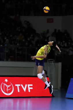 ISTANBUL, TURKEY - 23 Ocak 2022: Melissa Vargas, Burhan Felek Spor Salonu 'nda Fenerbahçe Opet vs Vakıfbank Türkiye Sultanlar Ligi karşılaşmasında görev yapıyor