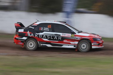 KOCAELI, TURKEY - 26 Aralık 2021: Erhan Akbas, Türkiye Rallycross Şampiyonası sırasında GP Garajı My Team of GP 'den Mitsubishi Lancer Evo IX' i sürüyor.