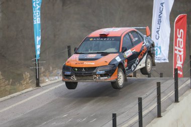 KOCAELI, TURKEY - 26 Aralık 2021: Bugra Can Kiliç, Türkiye Rallycross Şampiyonası sırasında Evofone Rallycross Rallicross Ralli Takımı 'ndan Mitsubishi Lancer IX' i sürdü.