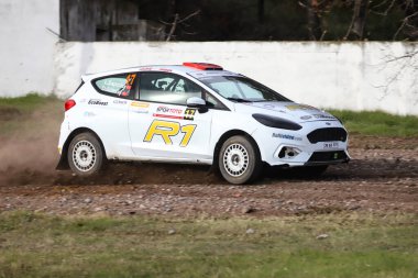 KOCAELI, TURKEY - 26 Aralık 2021: Levent Sapcilar Türkiye Rallycross Şampiyonası sırasında Ford Fiesta R1T 'yi sürdü.