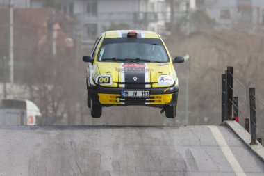 KOCAELI, TURKEY - 26 Aralık 2021: Ali Iseri Türkiye Rallycross Şampiyonası sırasında Renault Clio 'yu sürdü.