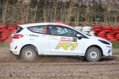 KOCAELI, TURKEY - 26 Aralık 2021: Levent Sapcilar Türkiye Rallycross Şampiyonası sırasında Ford Fiesta R1T 'yi sürdü.