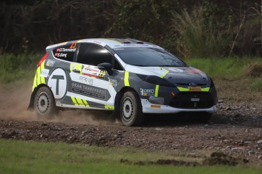 KOCAELI, TURKEY - 26 Aralık 2021: Okan Tanrietti, Türkiye Rallycross Şampiyonası sırasında Ford Fiesta R2 takımını Türkiye 'ye getirdi.