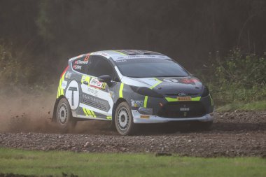 KOCAELI, TURKEY - 26 Aralık 2021: Okan Tanrietti, Türkiye Rallycross Şampiyonası sırasında Ford Fiesta R2 takımını Türkiye 'ye getirdi.