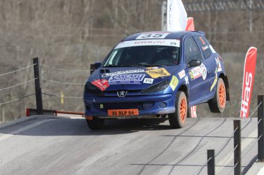 KOCAELI, TURKEY - 26 Aralık 2021: Serkan Güleç Türkiye Rallycross Şampiyonası sırasında Peugeot 206 RC 'de yarıştı.