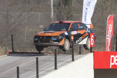 KOCAELI, TURKEY - 26 Aralık 2021: Bugra Can Kiliç, Türkiye Rallycross Şampiyonası sırasında Evofone Rallycross Rallicross Ralli Takımı 'ndan Mitsubishi Lancer IX' i sürdü.