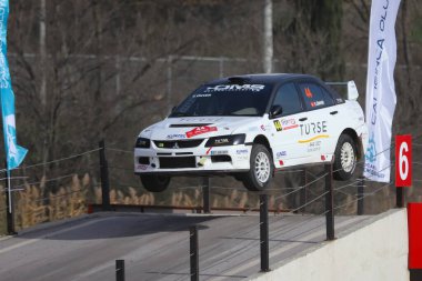 KOCAELI, TURKEY - 26 Aralık 2021: Efe Unver, Türkiye Rallycross Şampiyonası sırasında Mitsubishi Lancer Evo IX 'i sürdü.