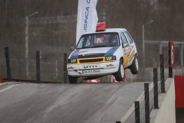 KOCAELI, TURKEY - 26 Aralık 2021: Efecen Yazıcı, Türkiye Rallycross Şampiyonası sırasında Vauxhall Nova GTE 1.6 'da yarıştı.