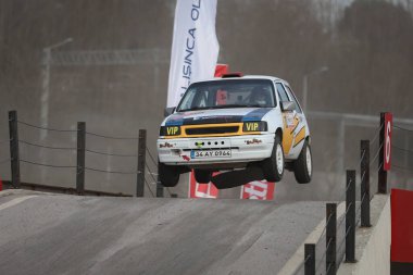 KOCAELI, TURKEY - 26 Aralık 2021: Efecen Yazıcı, Türkiye Rallycross Şampiyonası sırasında Vauxhall Nova GTE 1.6 'da yarıştı.