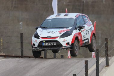 KOCAELI, TURKEY - 26 Aralık 2021: Burak Baslik, Türkiye Rallycross Şampiyonası sırasında Ford Fiesta R2 'yi sürüyor.