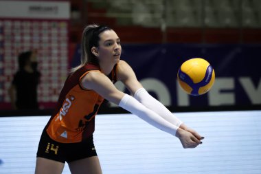 ISTANBUL, TURKEY - 30 Ocak 2022: Alexia Ioana Carutasu, Burhan Felek Spor Salonu 'nda oynanan Yesilyurt Türk Sultanlar Ligi karşılaşması öncesinde ısınıyor