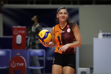 ISTANBUL, TURKEY - 30 Ocak 2022: Nilay Karaagac Burhan Felek Spor Salonu 'nda oynanan Yesilyurt Türkiye Sultanlar Ligi karşılaşması öncesinde ısınıyor